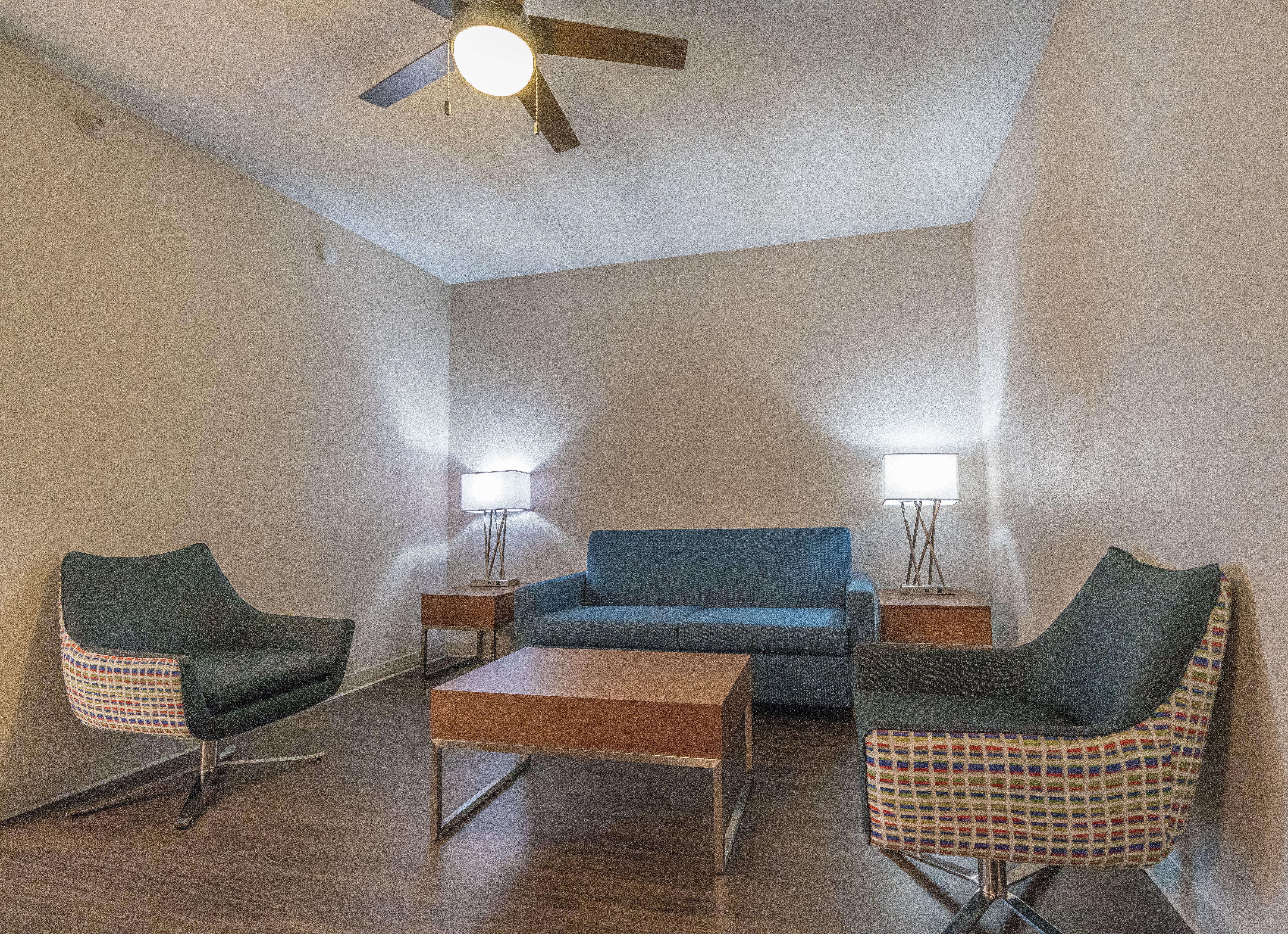 Holiday Express & Nashville 65s Hotel 2*